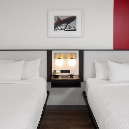 Ramada By Wyndham Milwaukee Hotel Bagian luar foto