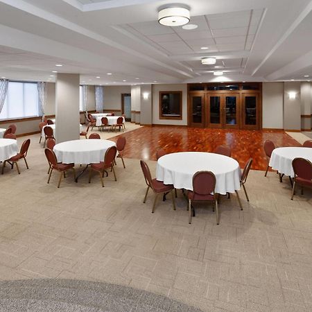 Ramada By Wyndham Milwaukee Hotel Bagian luar foto
