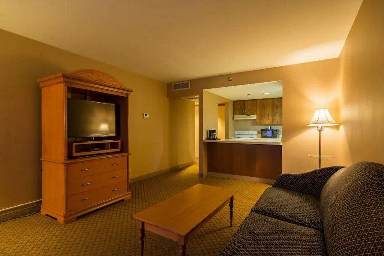 Ramada By Wyndham Milwaukee Hotel Bagian luar foto