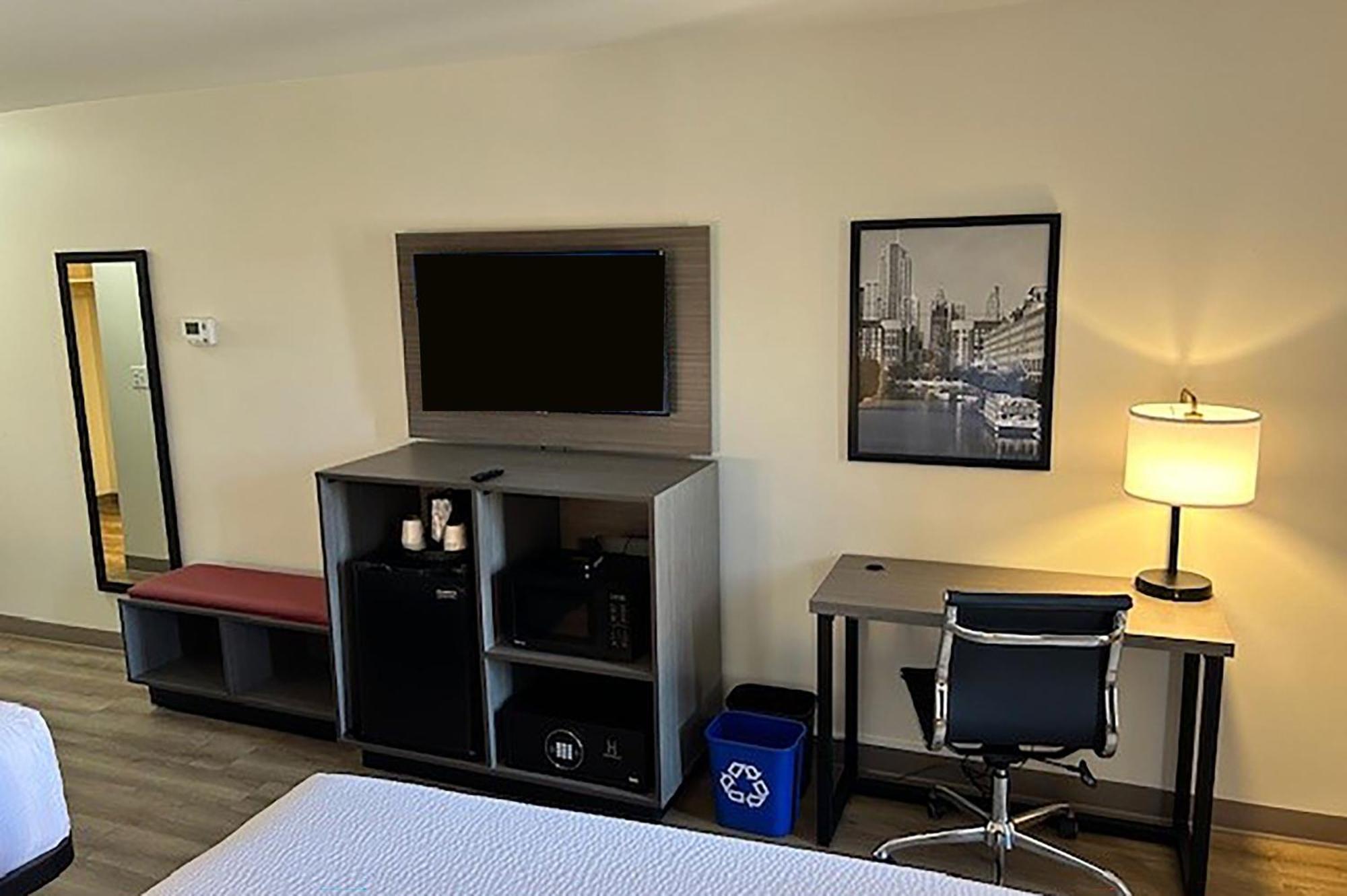 Ramada By Wyndham Milwaukee Hotel Bagian luar foto
