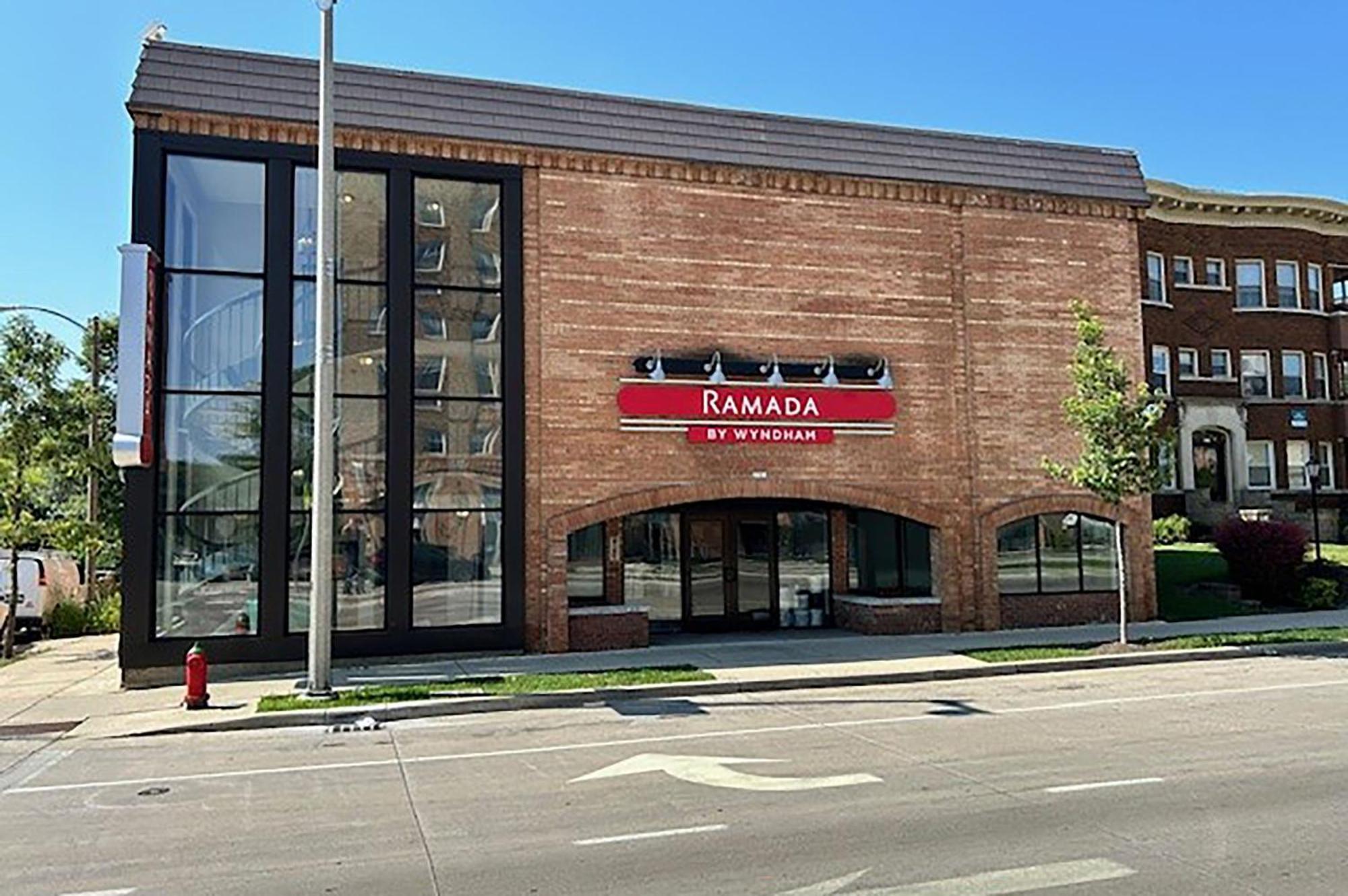 Ramada By Wyndham Milwaukee Hotel Bagian luar foto