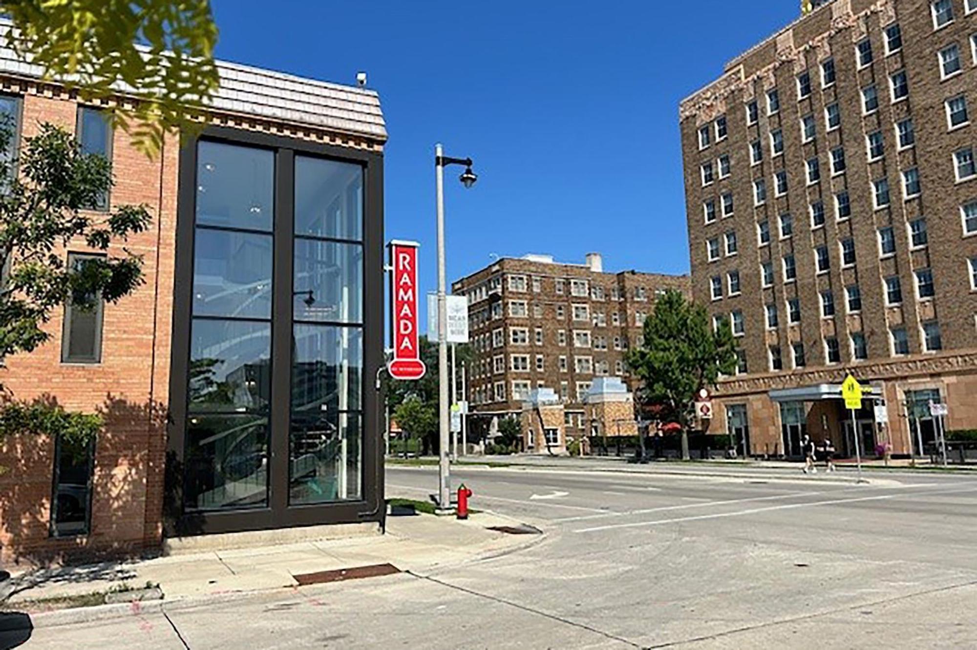 Ramada By Wyndham Milwaukee Hotel Bagian luar foto