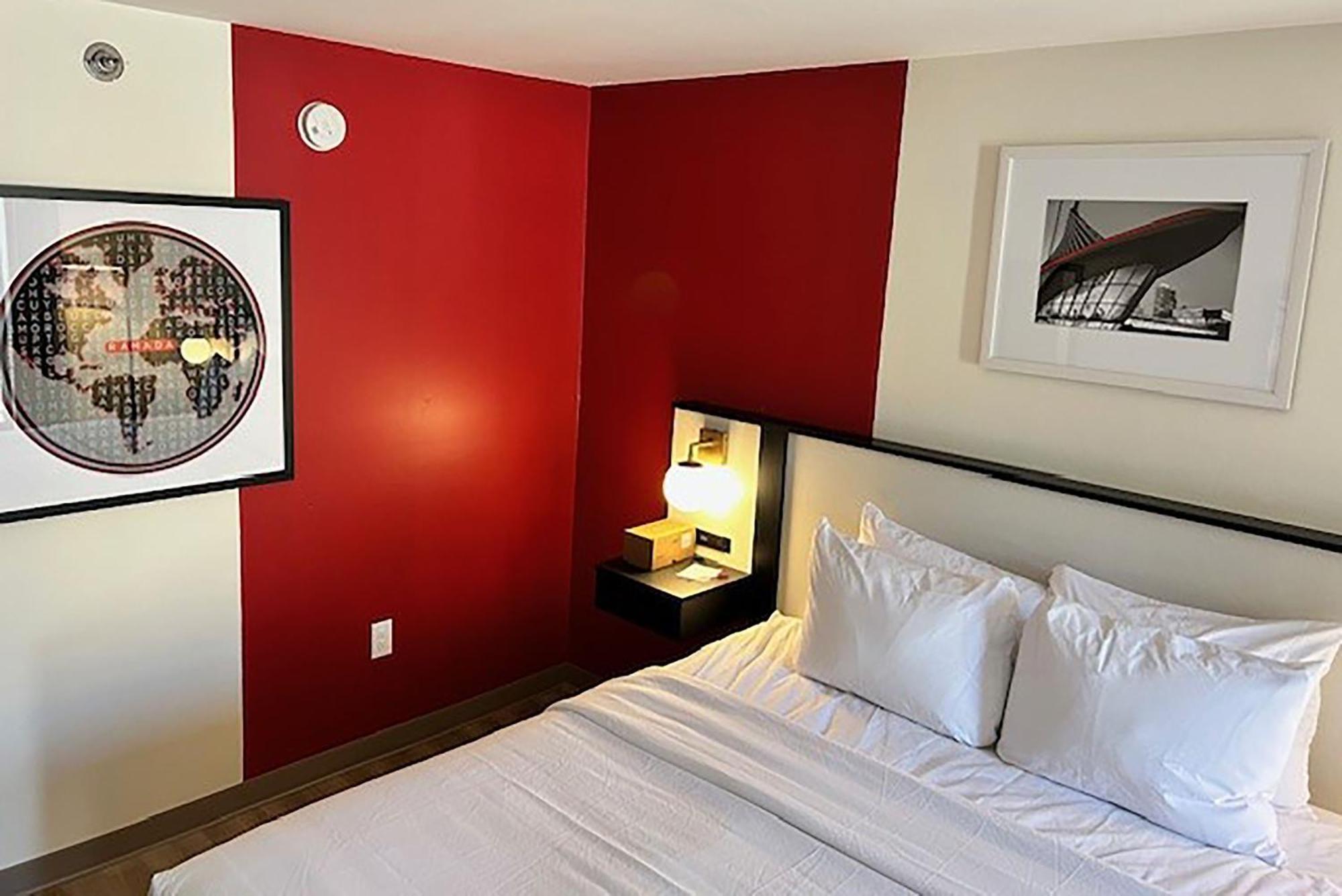Ramada By Wyndham Milwaukee Hotel Bagian luar foto