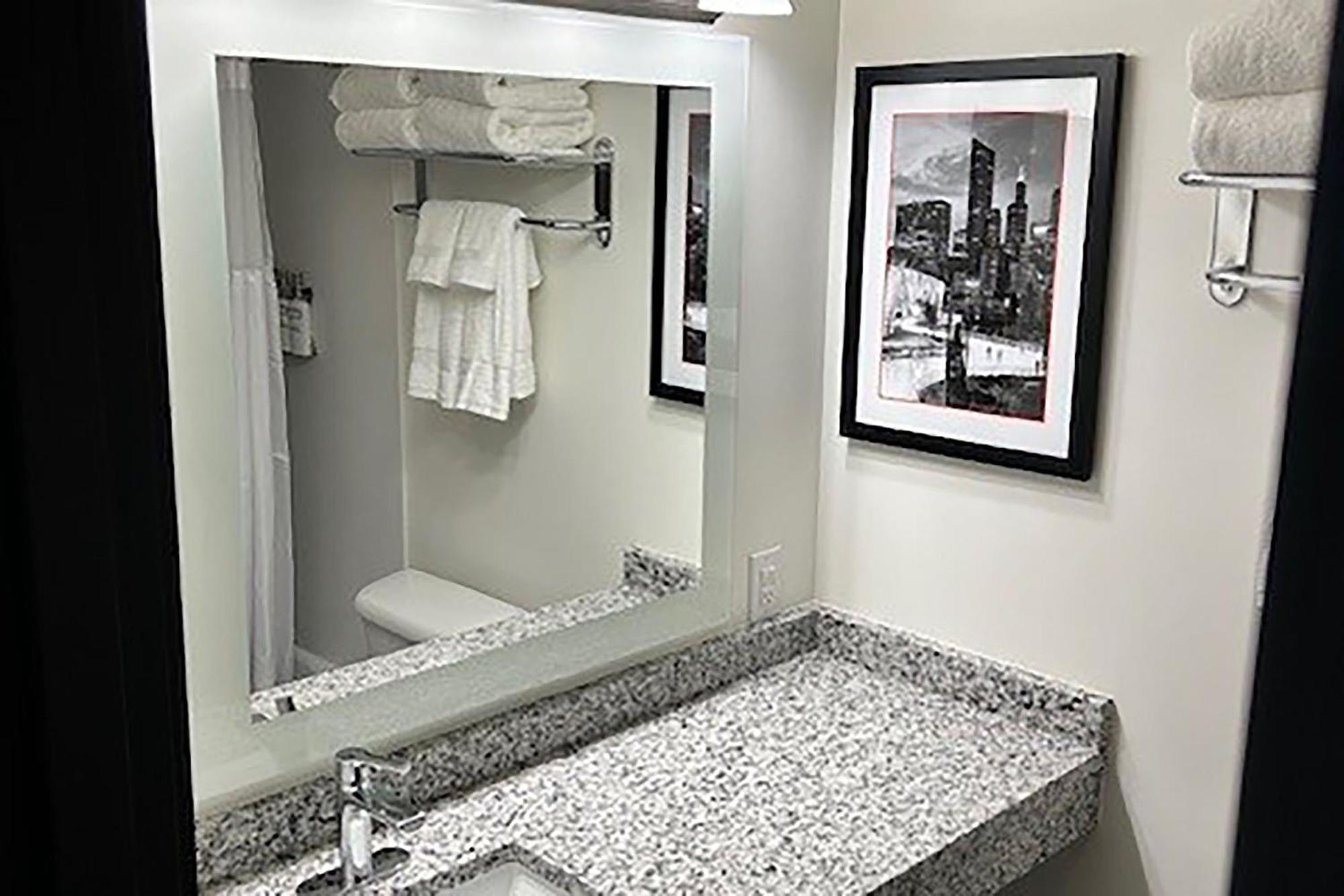 Ramada By Wyndham Milwaukee Hotel Bagian luar foto