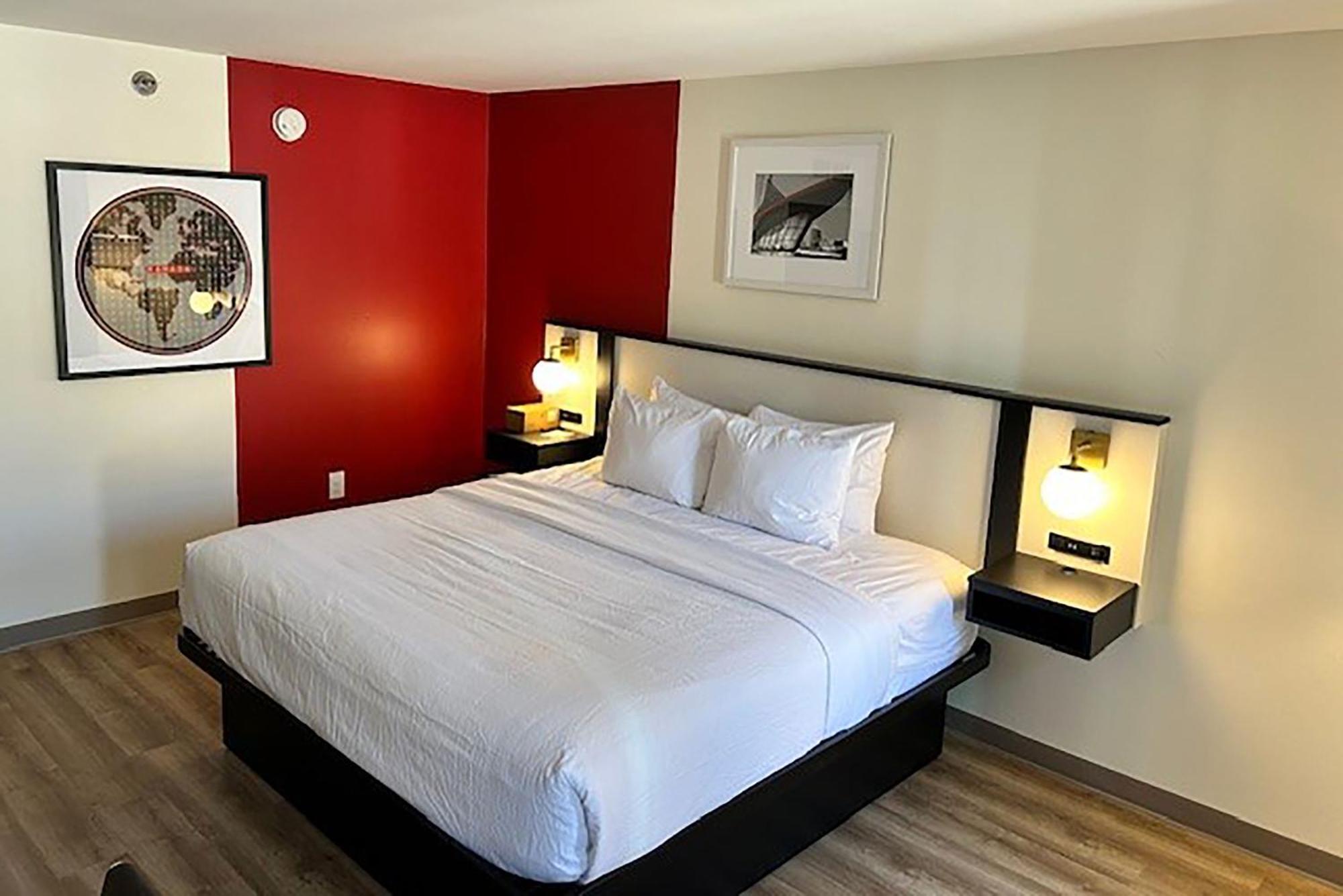 Ramada By Wyndham Milwaukee Hotel Bagian luar foto