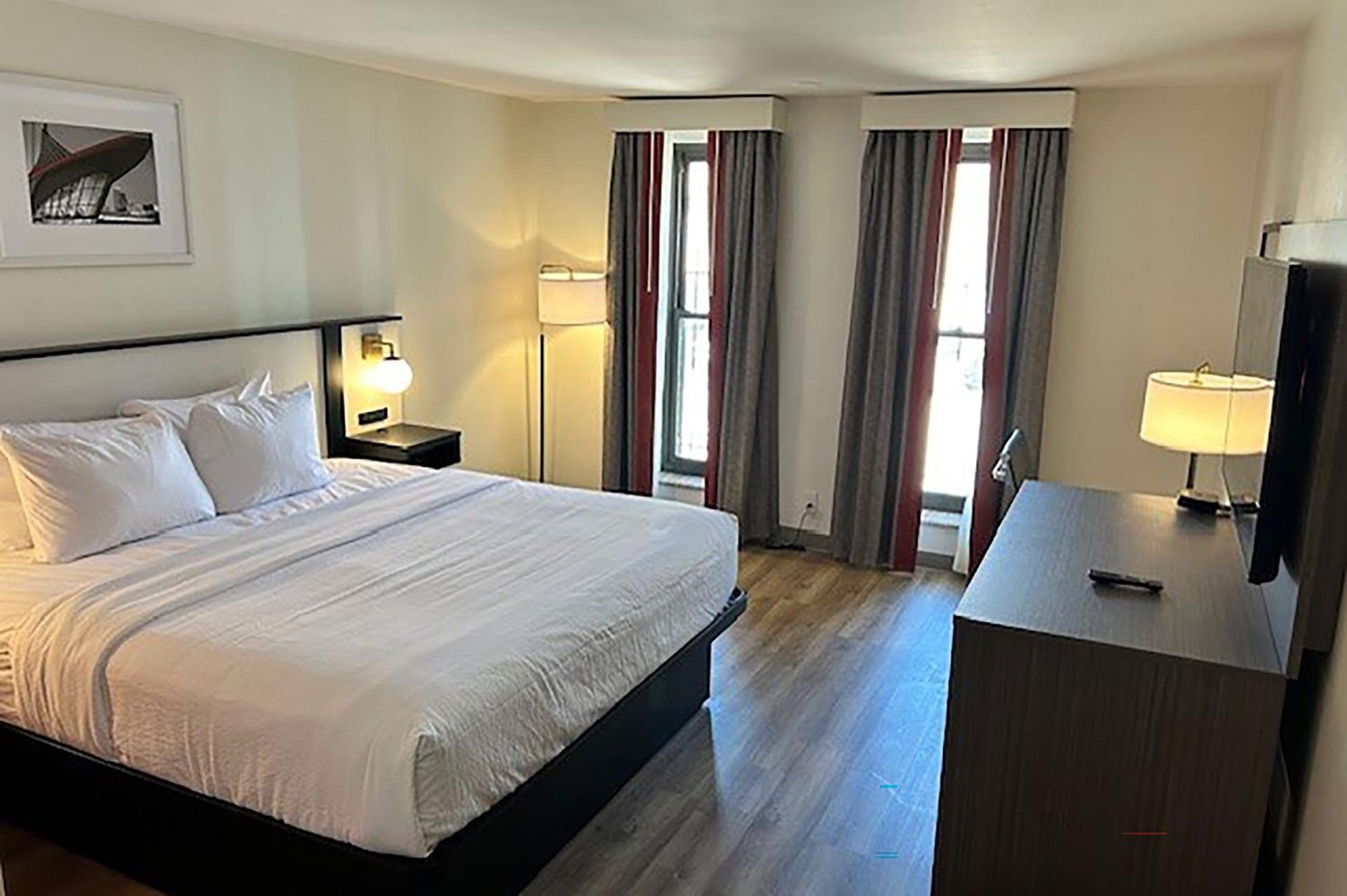 Ramada By Wyndham Milwaukee Hotel Bagian luar foto