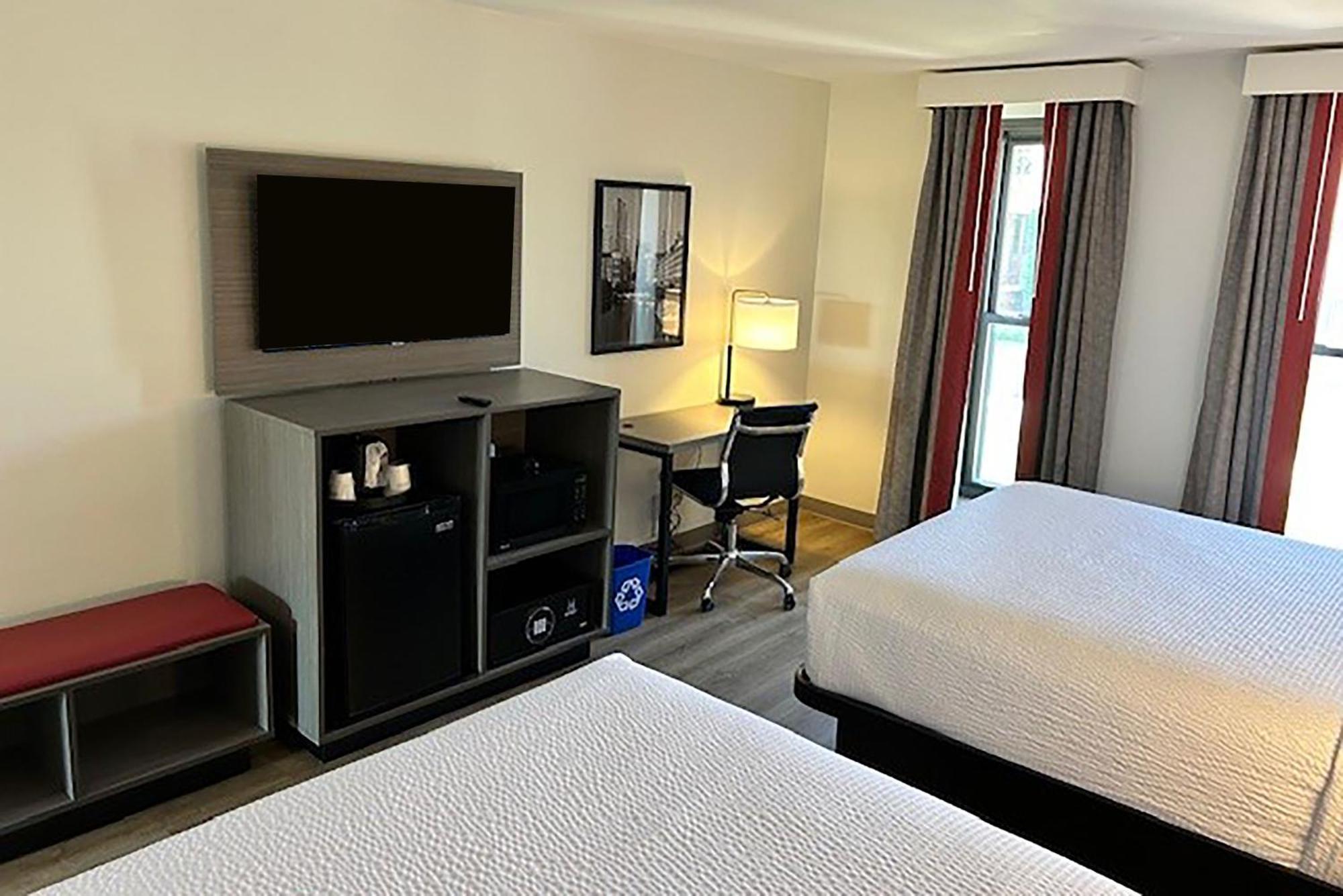 Ramada By Wyndham Milwaukee Hotel Bagian luar foto