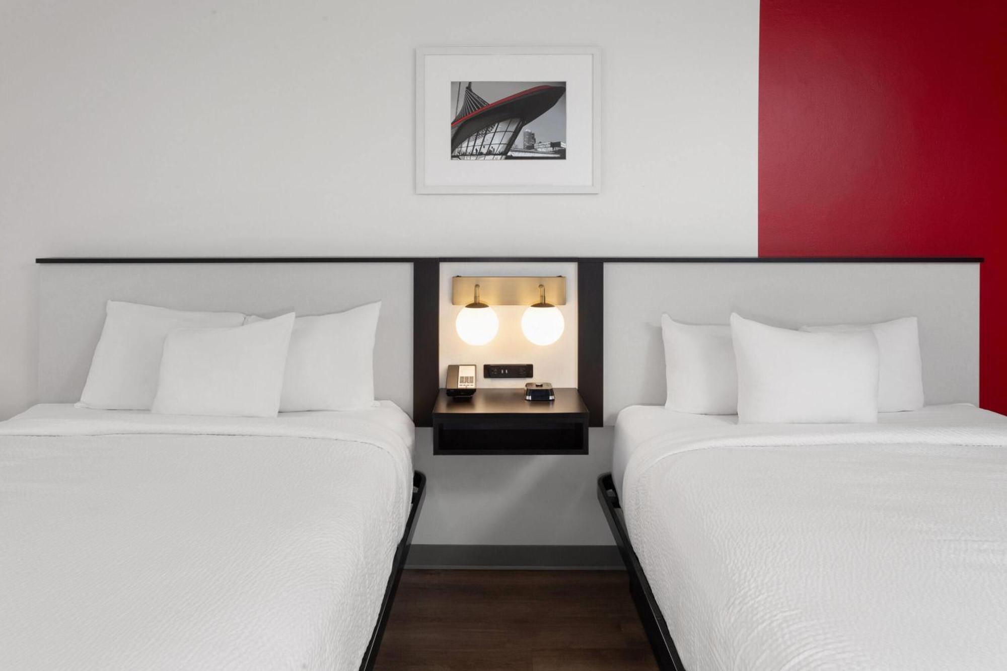 Ramada By Wyndham Milwaukee Hotel Bagian luar foto