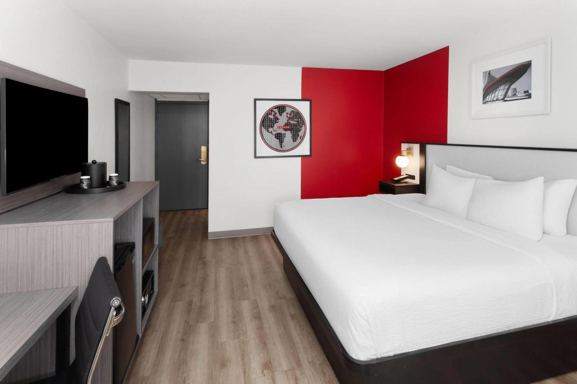 Ramada By Wyndham Milwaukee Hotel Bagian luar foto