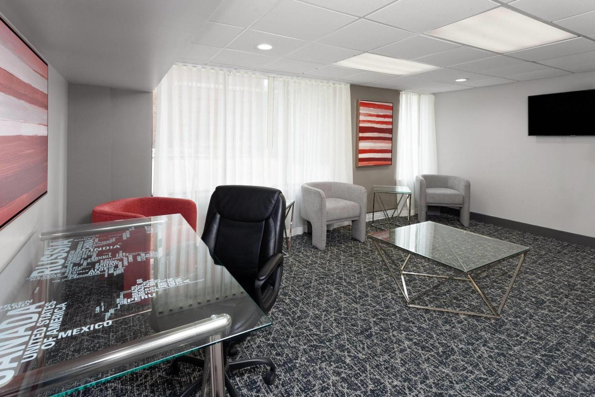 Ramada By Wyndham Milwaukee Hotel Bagian luar foto