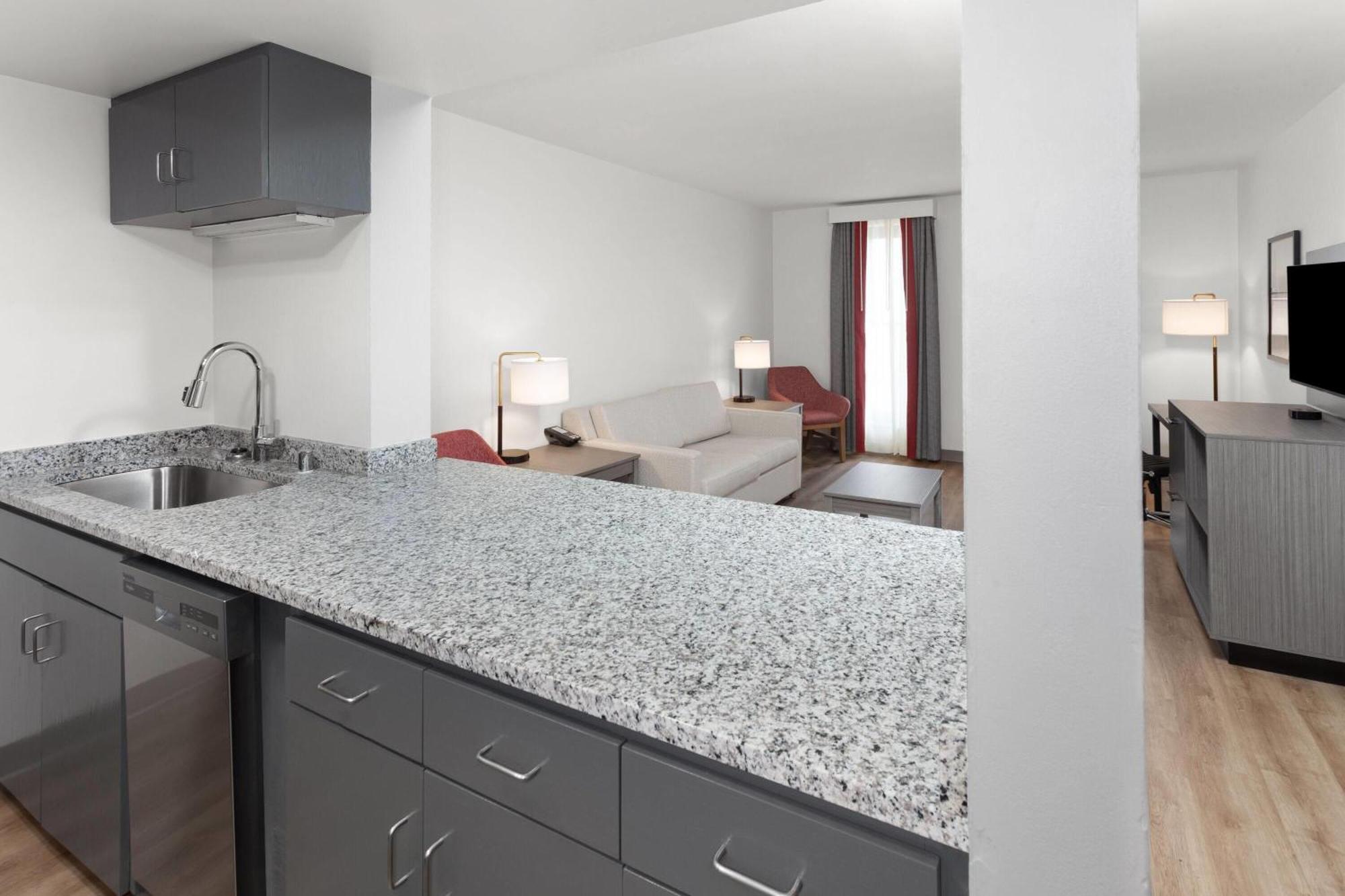 Ramada By Wyndham Milwaukee Hotel Bagian luar foto
