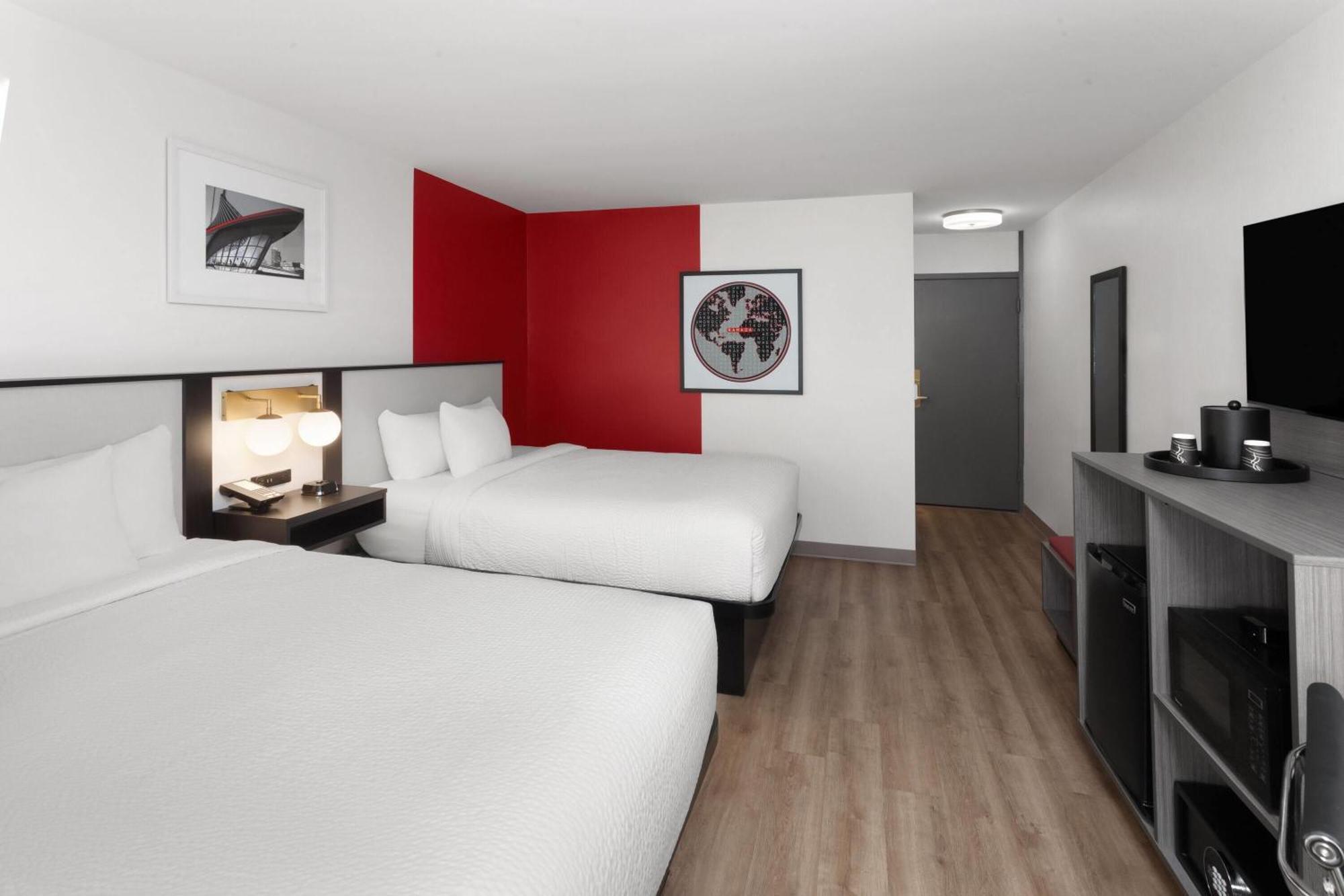 Ramada By Wyndham Milwaukee Hotel Bagian luar foto