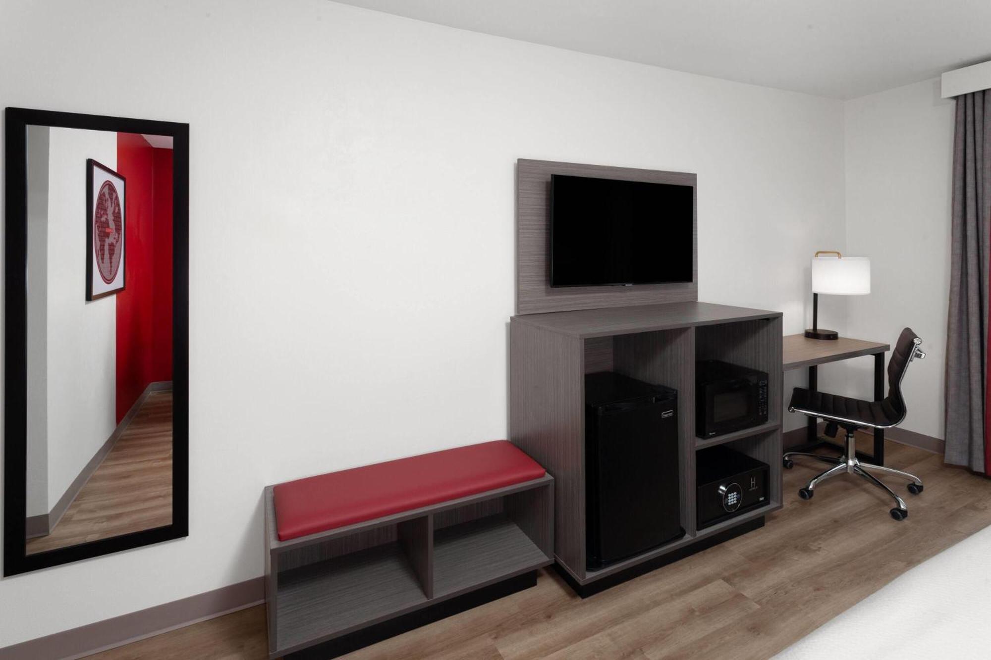 Ramada By Wyndham Milwaukee Hotel Bagian luar foto