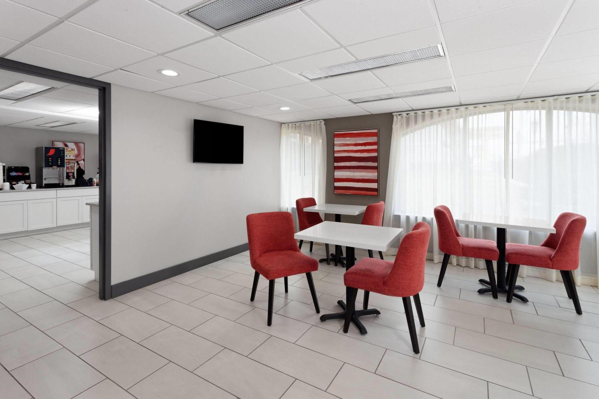 Ramada By Wyndham Milwaukee Hotel Bagian luar foto