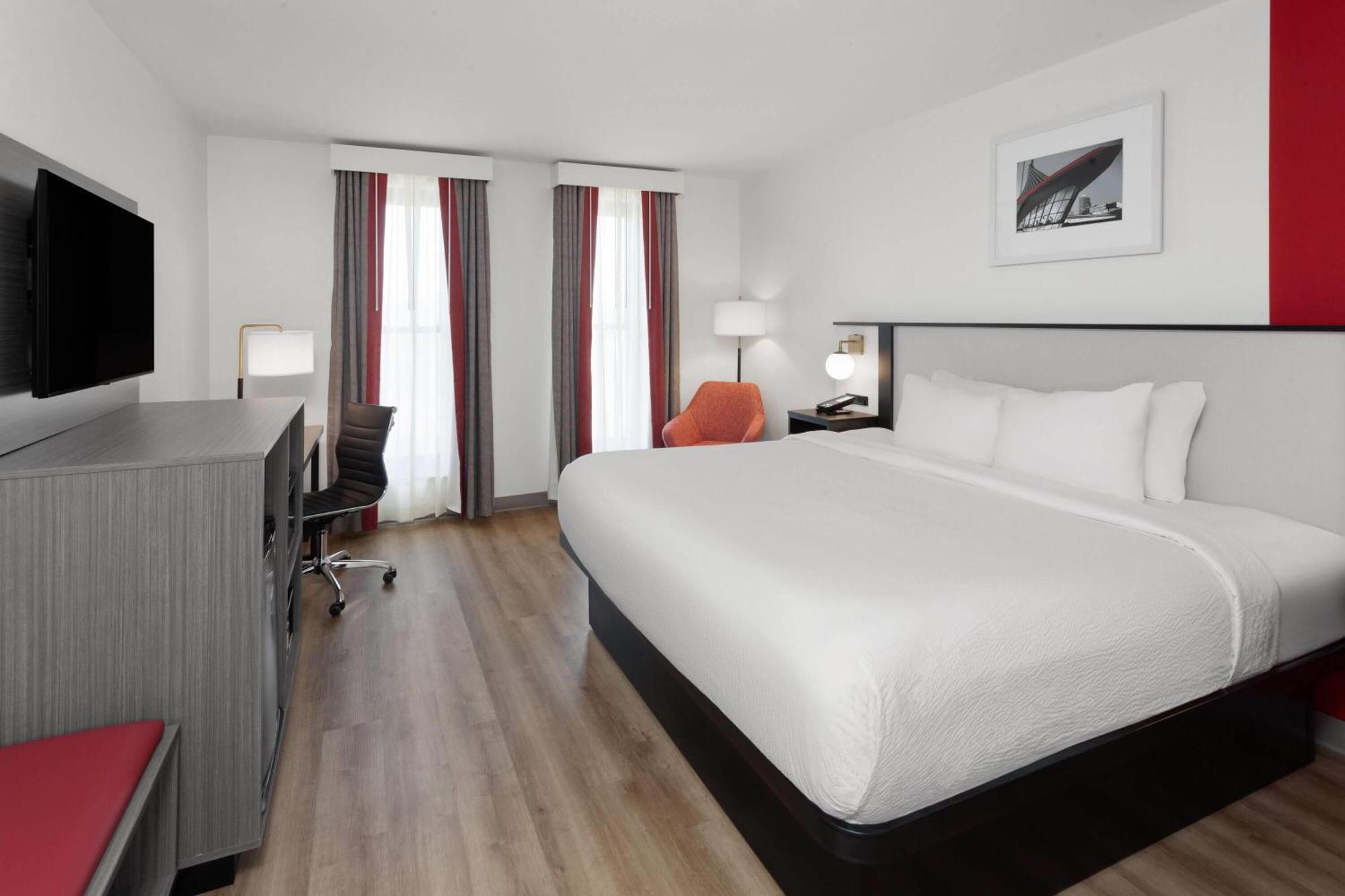 Ramada By Wyndham Milwaukee Hotel Bagian luar foto