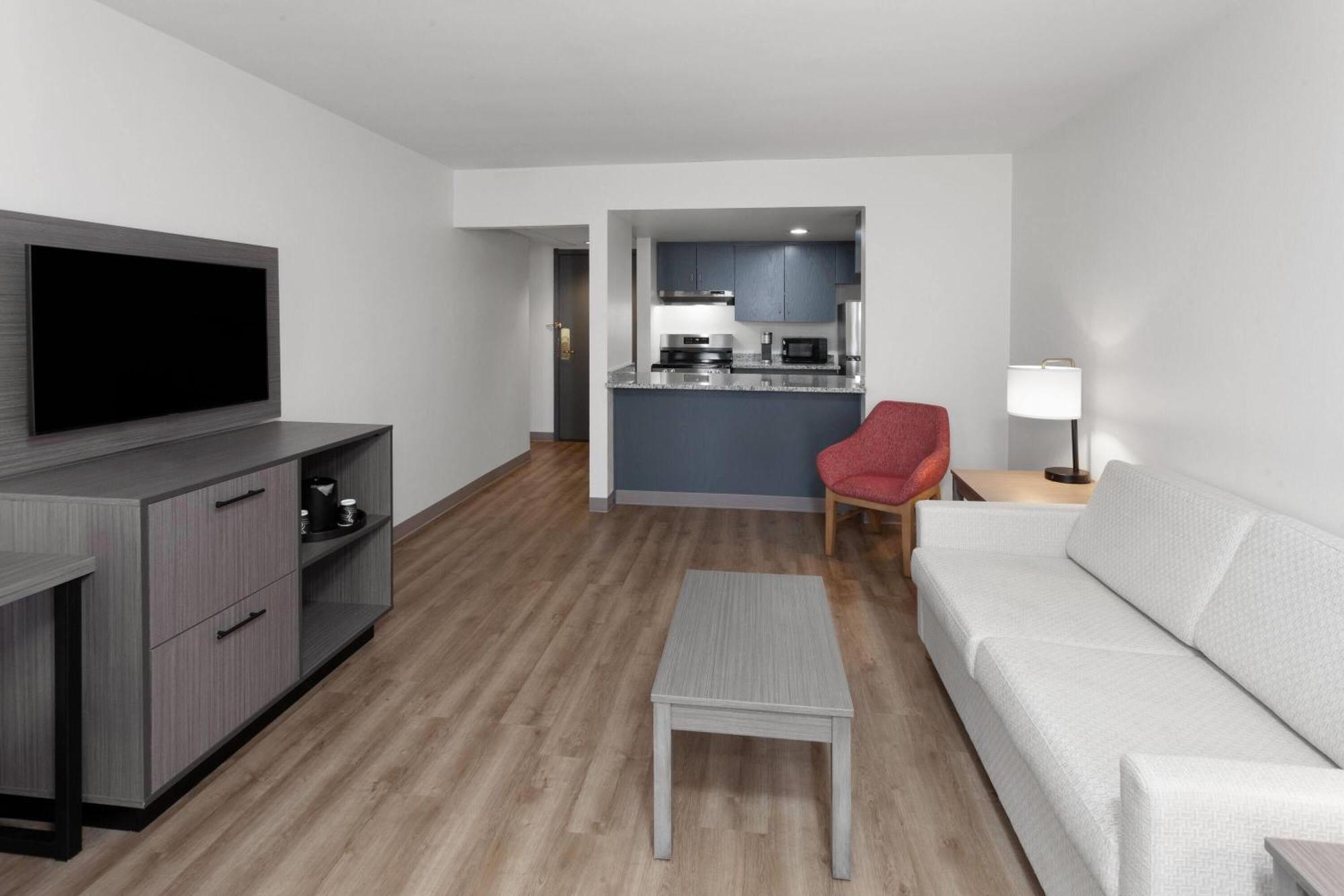 Ramada By Wyndham Milwaukee Hotel Bagian luar foto