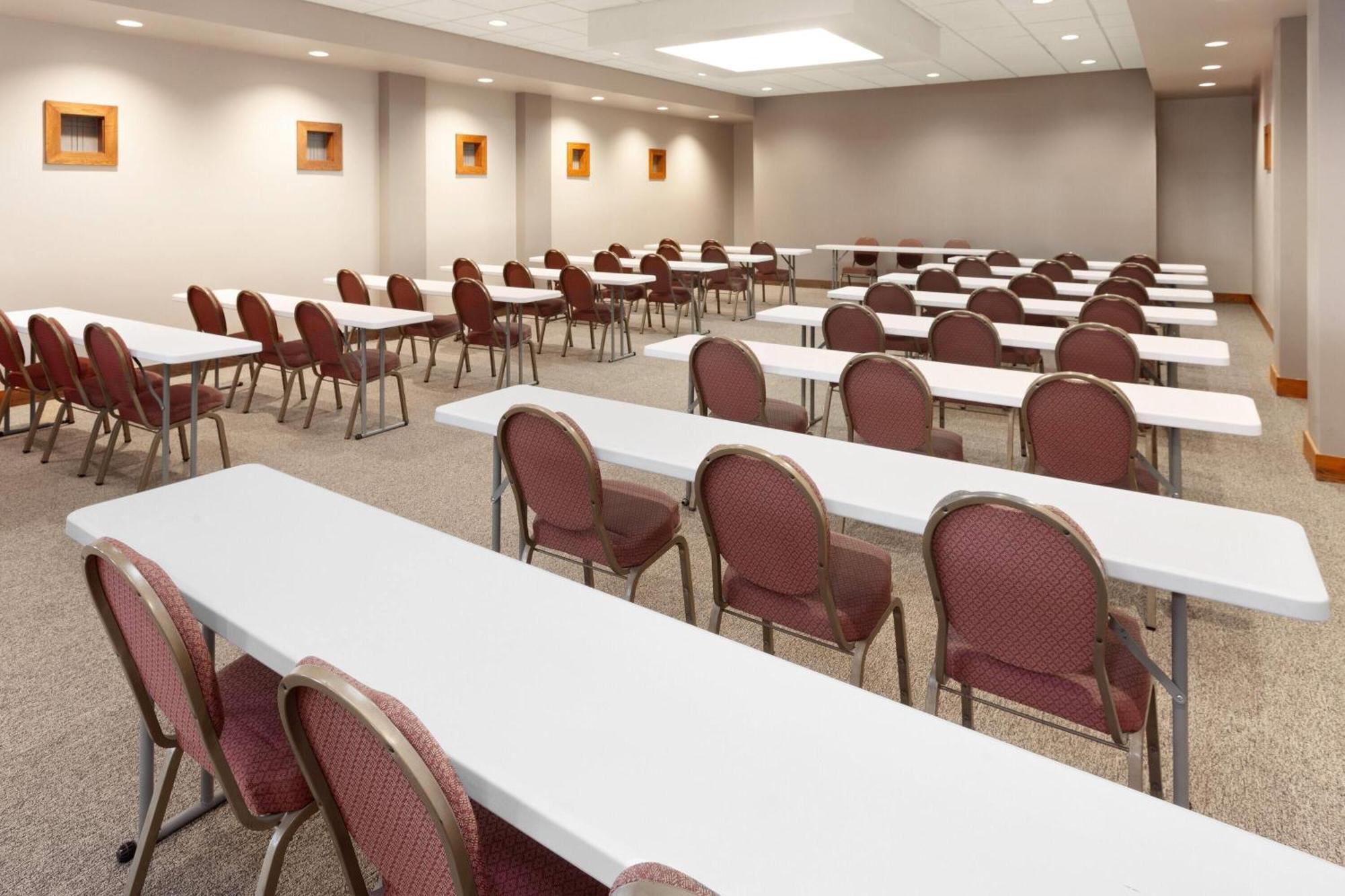 Ramada By Wyndham Milwaukee Hotel Bagian luar foto