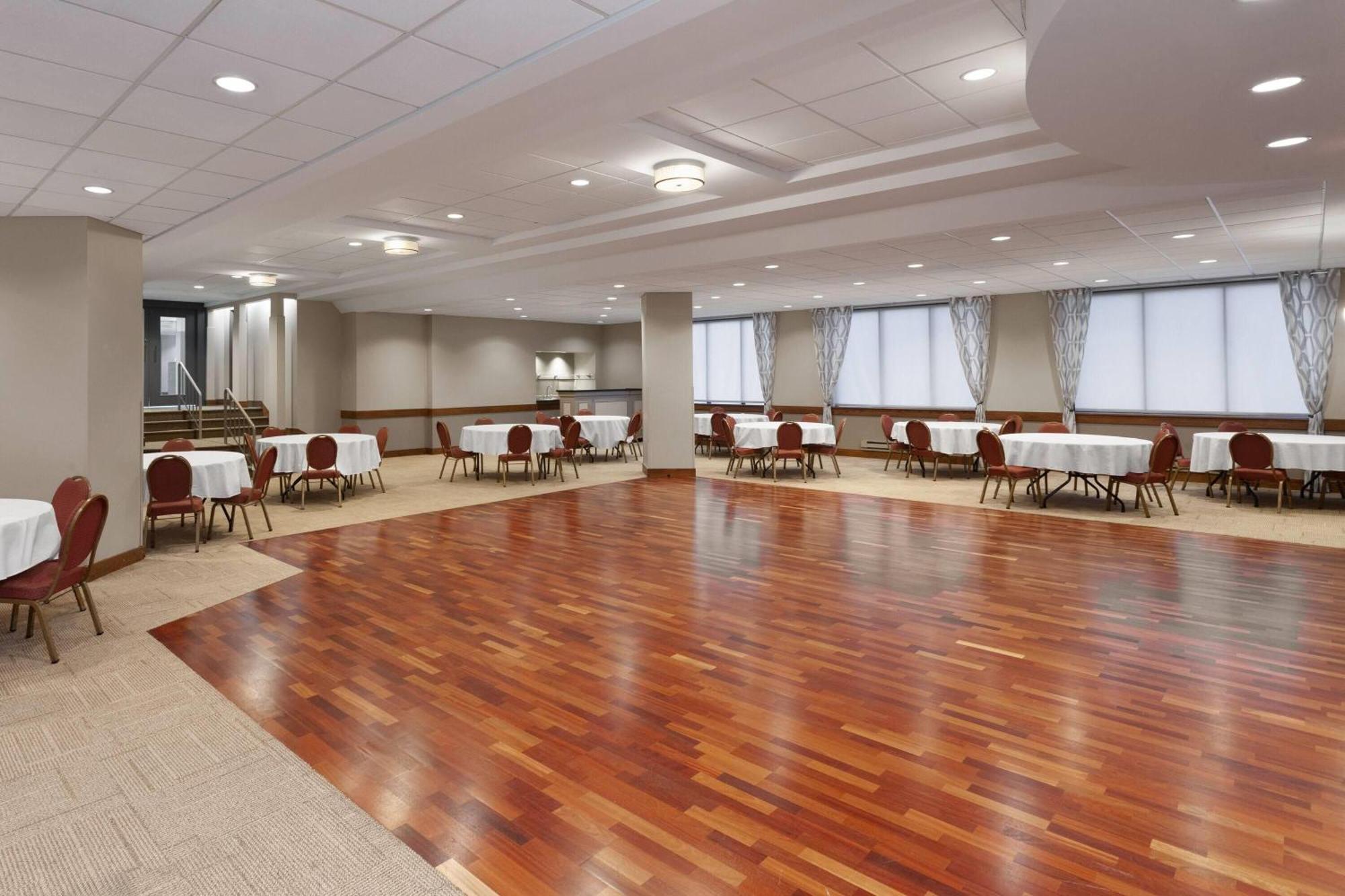 Ramada By Wyndham Milwaukee Hotel Bagian luar foto
