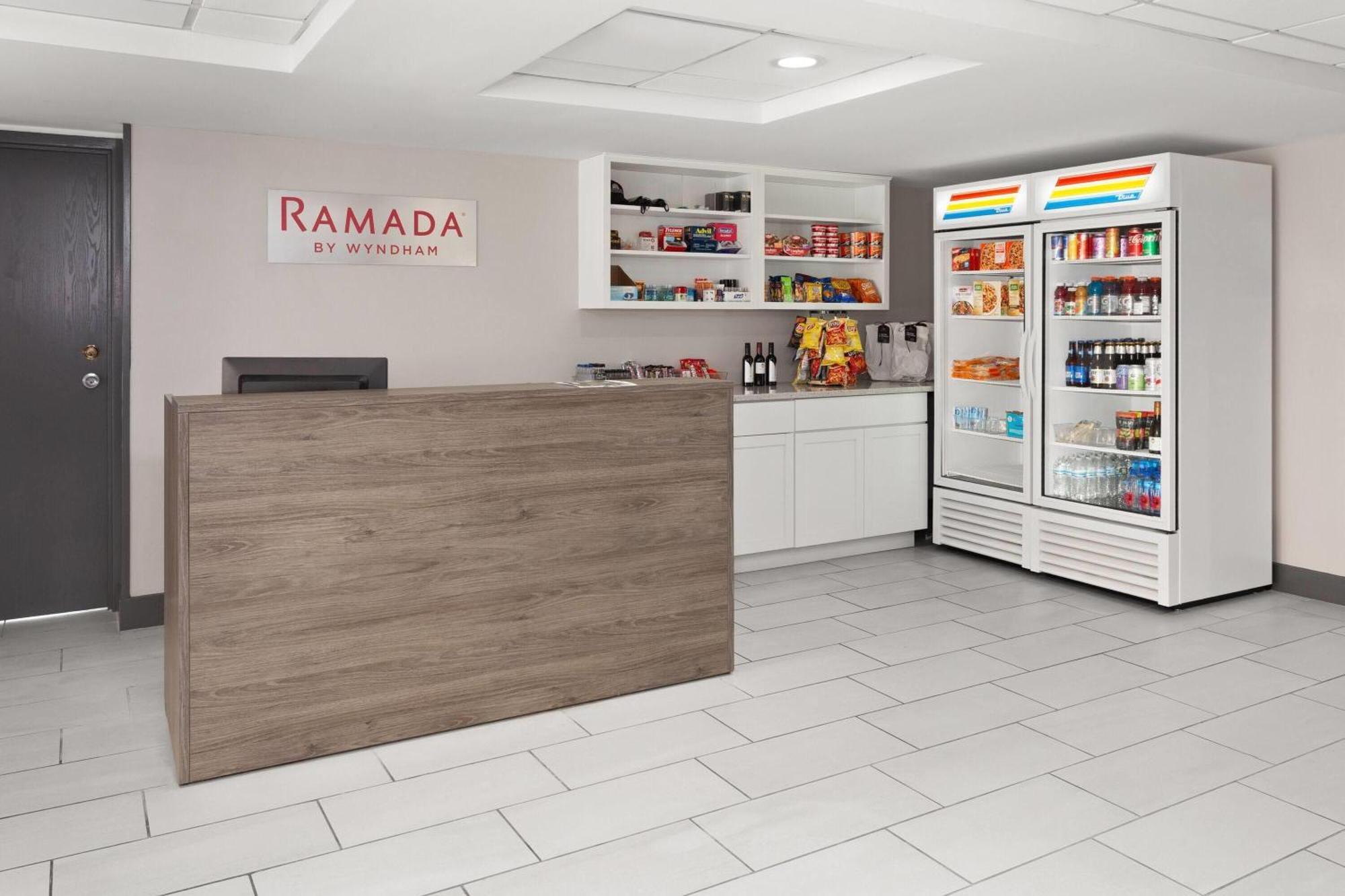 Ramada By Wyndham Milwaukee Hotel Bagian luar foto