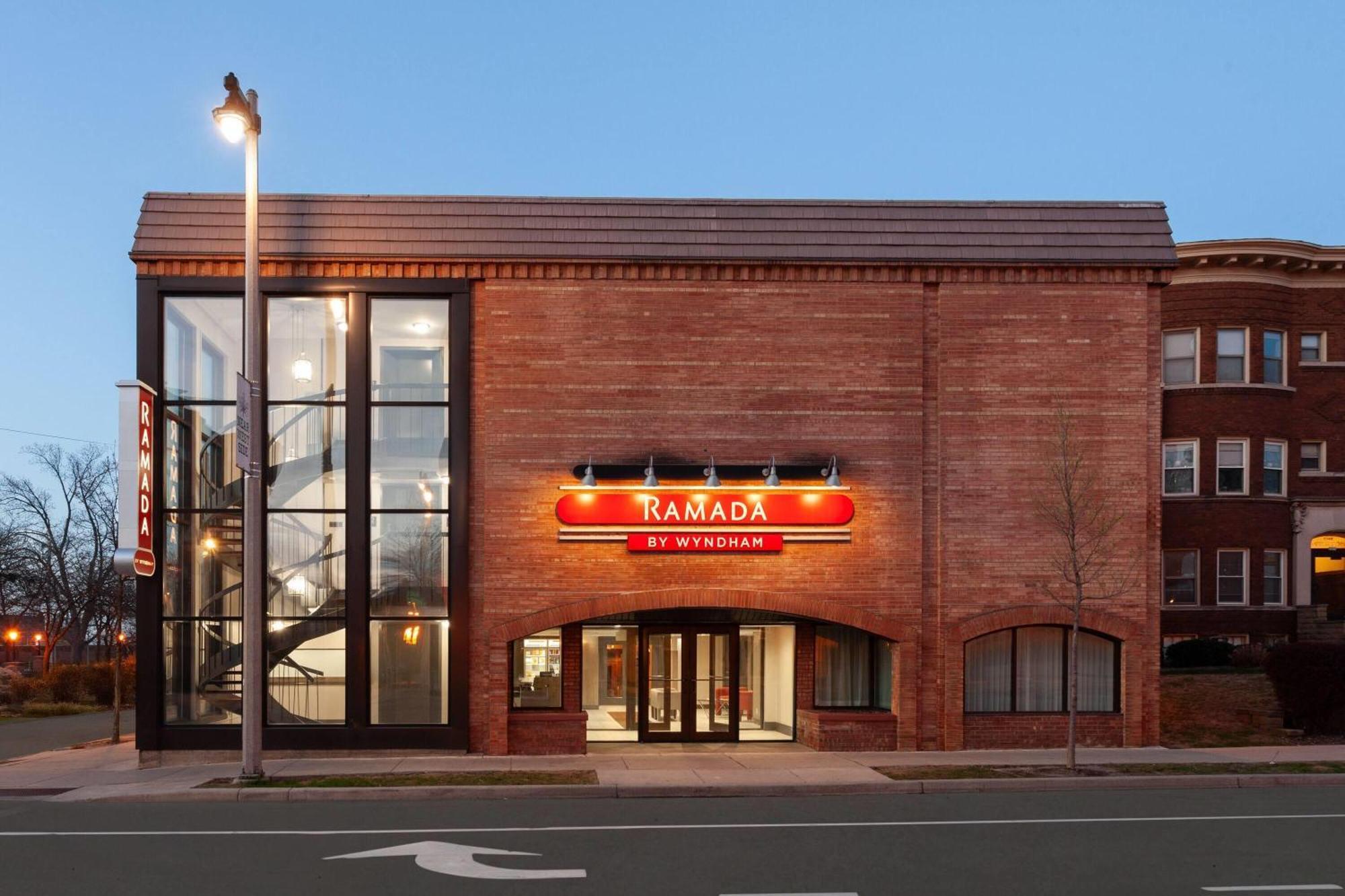 Ramada By Wyndham Milwaukee Hotel Bagian luar foto