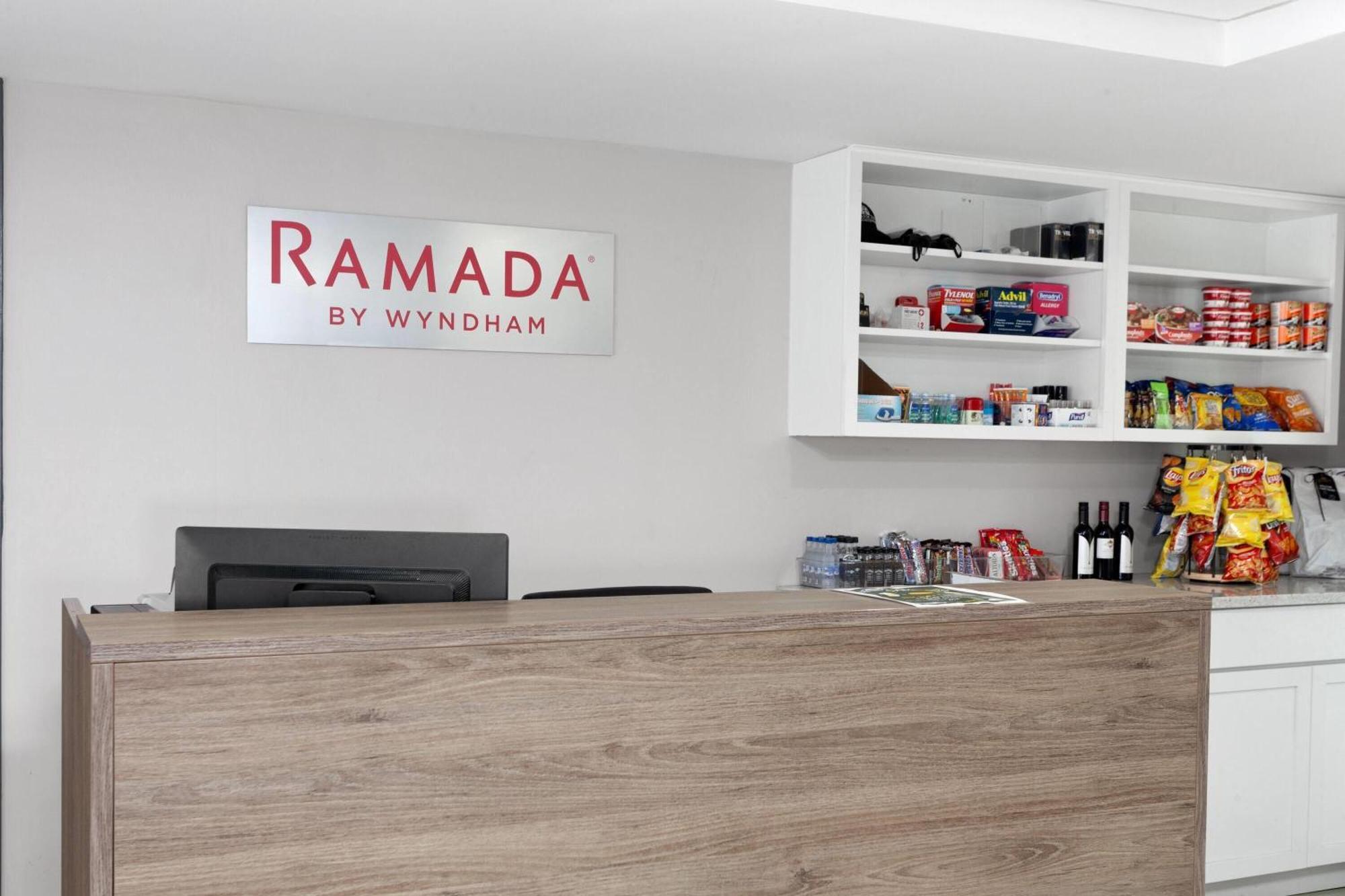 Ramada By Wyndham Milwaukee Hotel Bagian luar foto