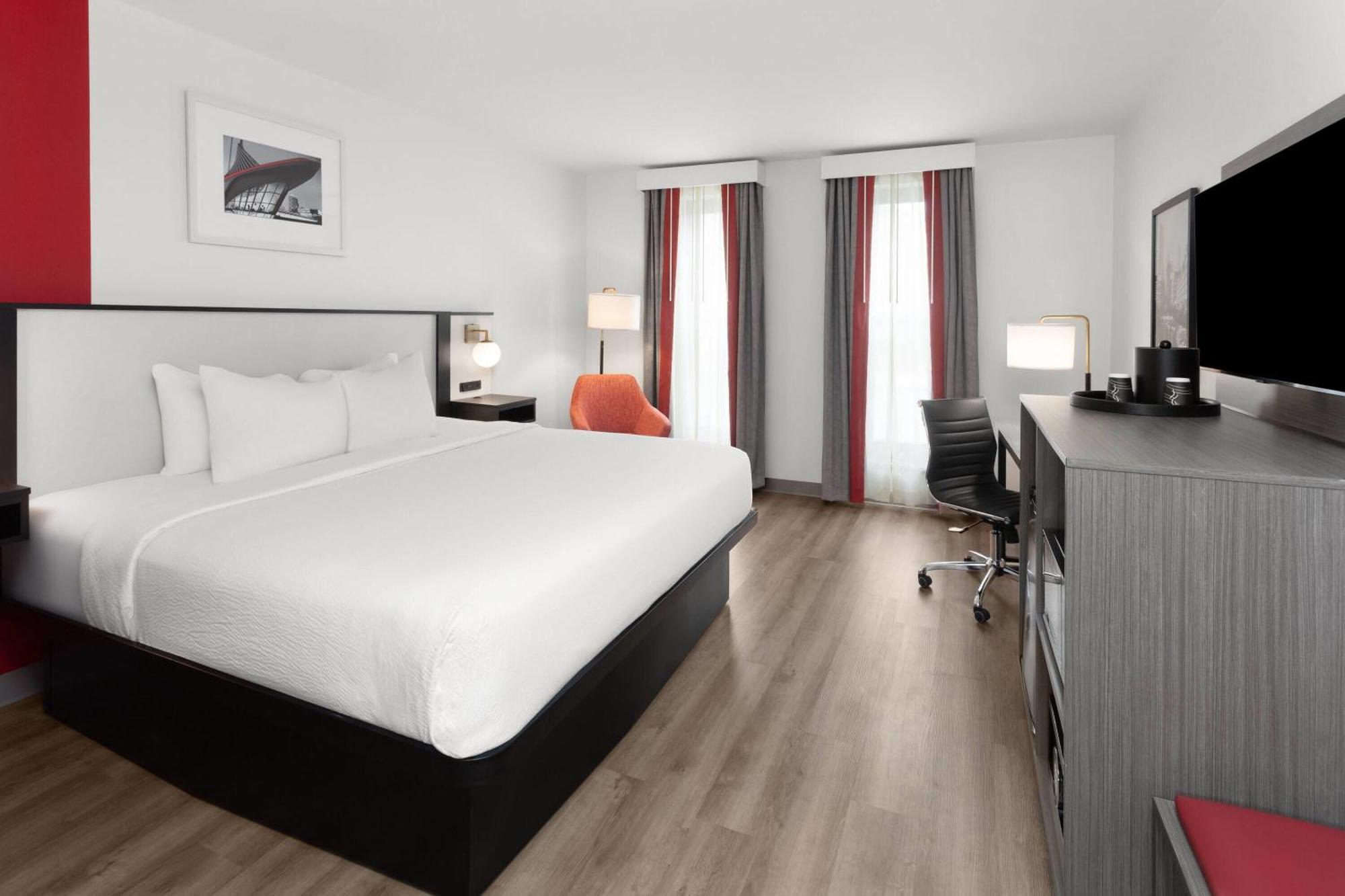 Ramada By Wyndham Milwaukee Hotel Bagian luar foto