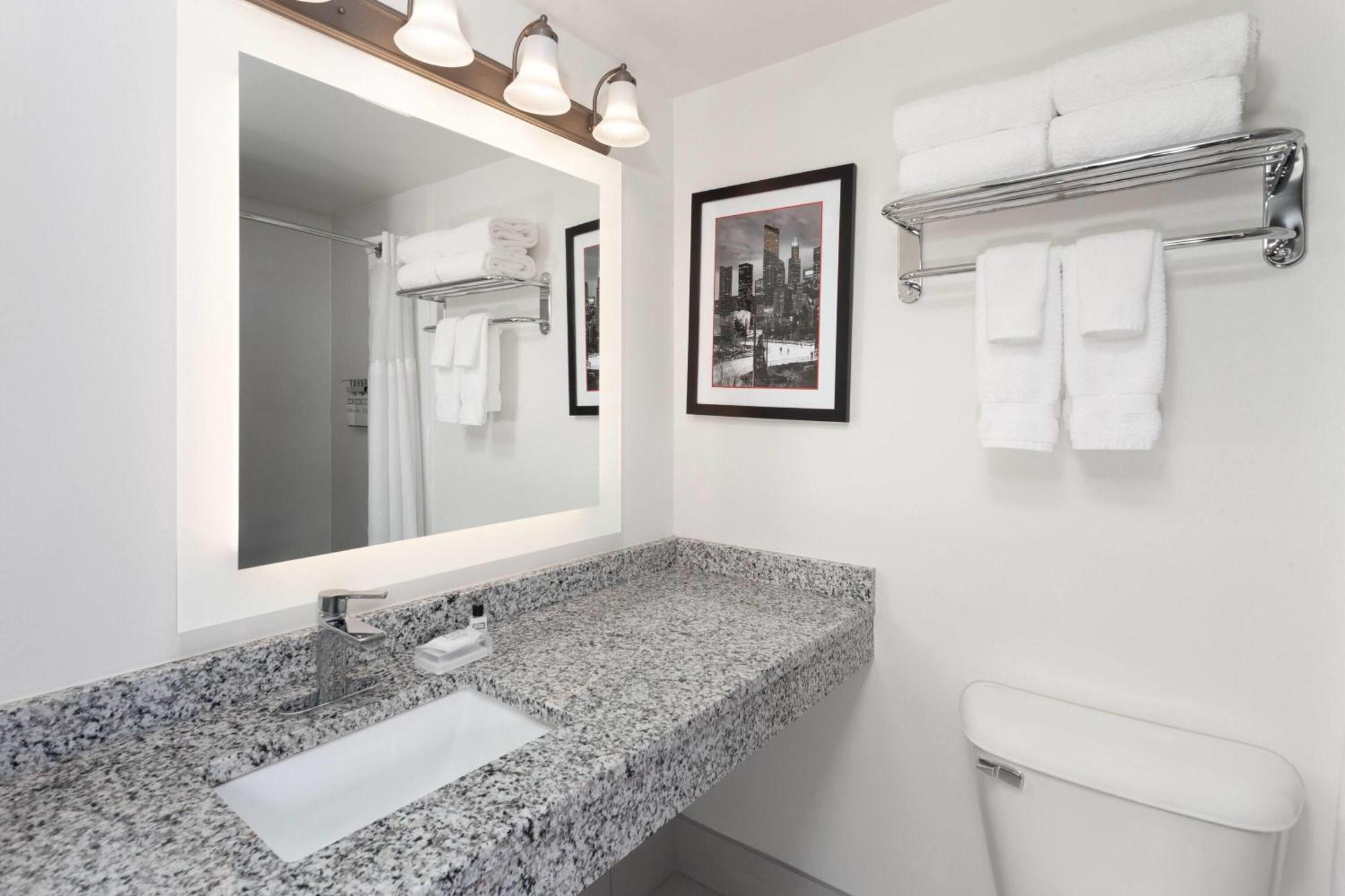 Ramada By Wyndham Milwaukee Hotel Bagian luar foto
