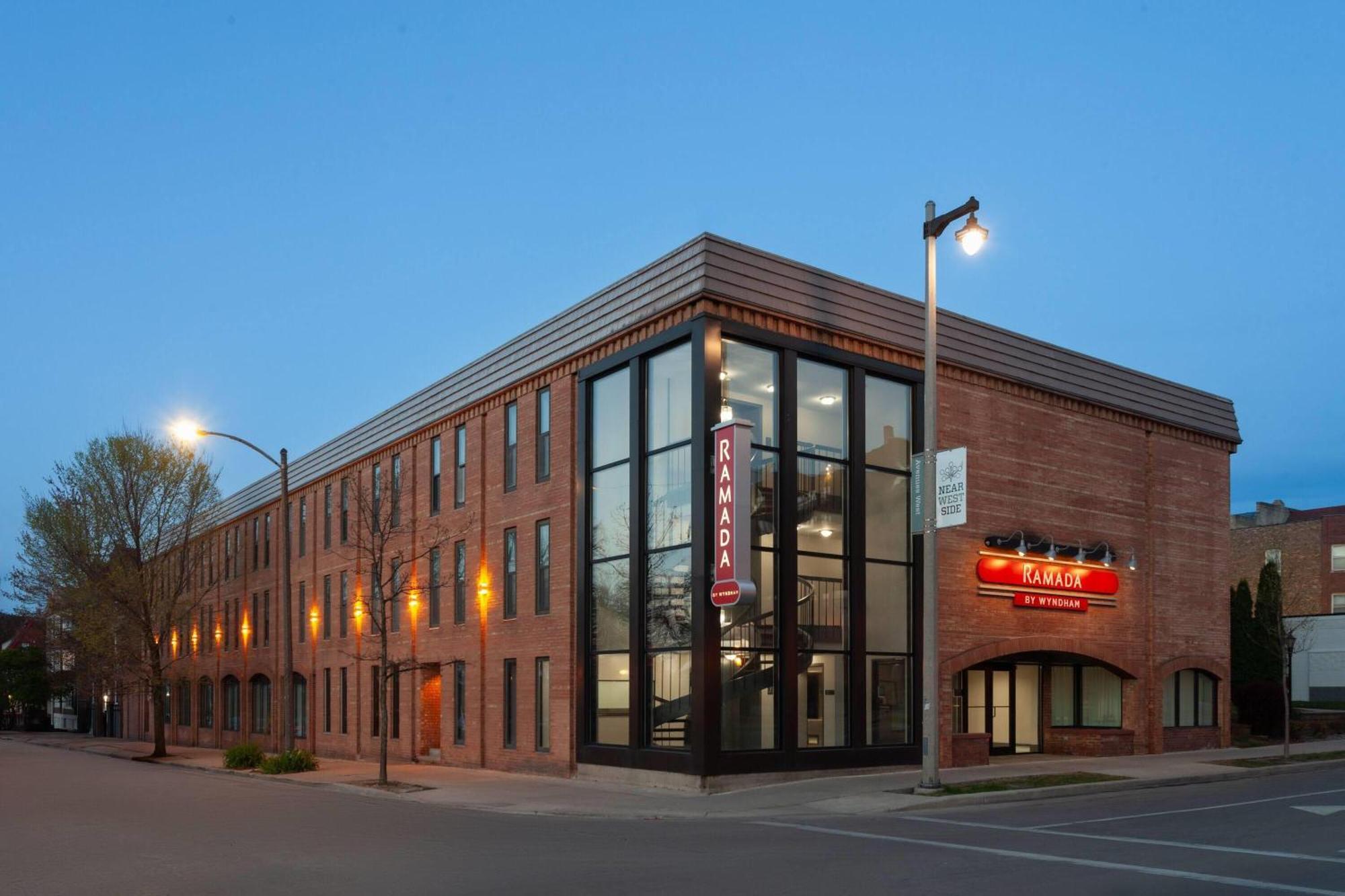 Ramada By Wyndham Milwaukee Hotel Bagian luar foto
