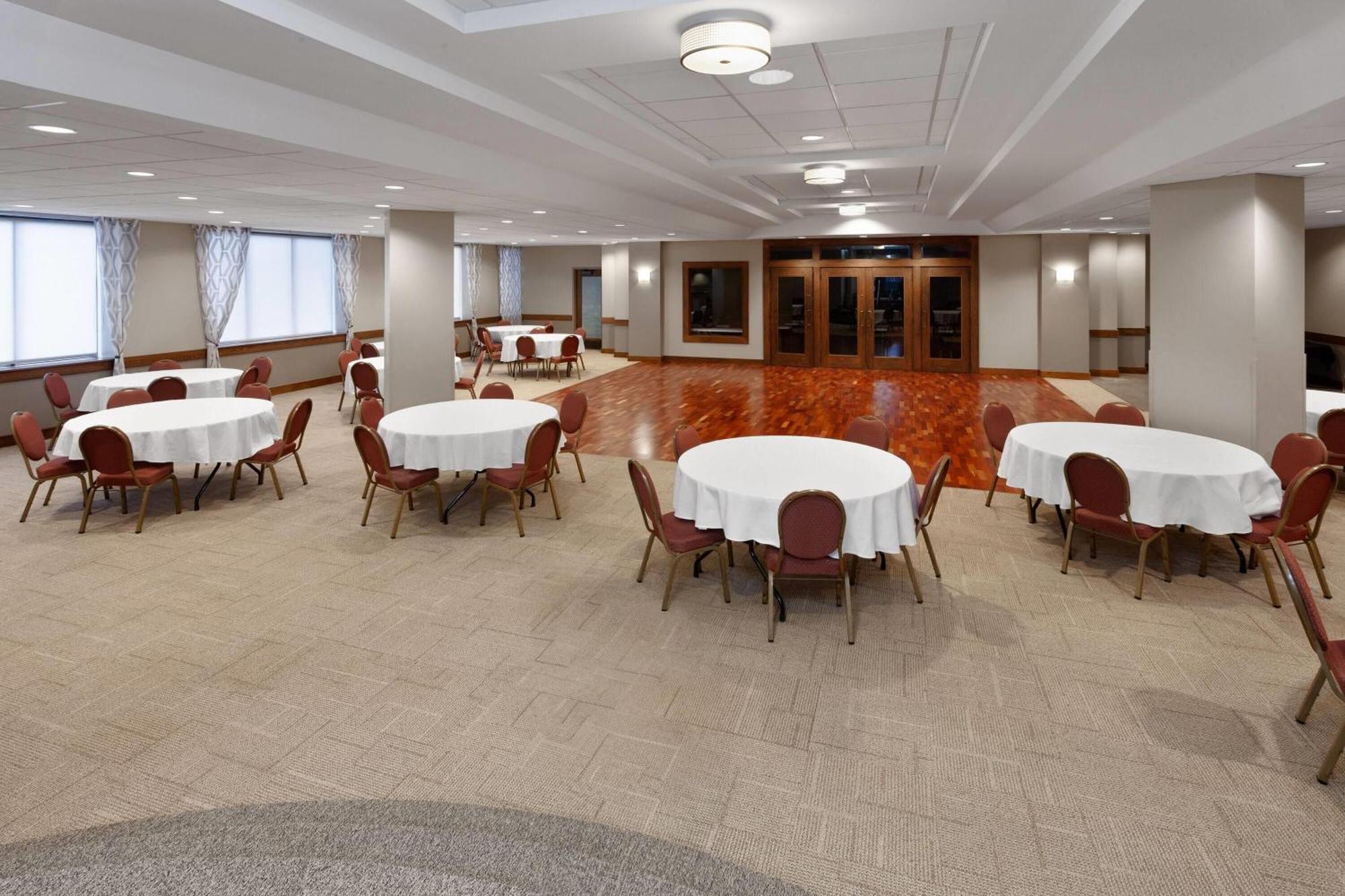 Ramada By Wyndham Milwaukee Hotel Bagian luar foto