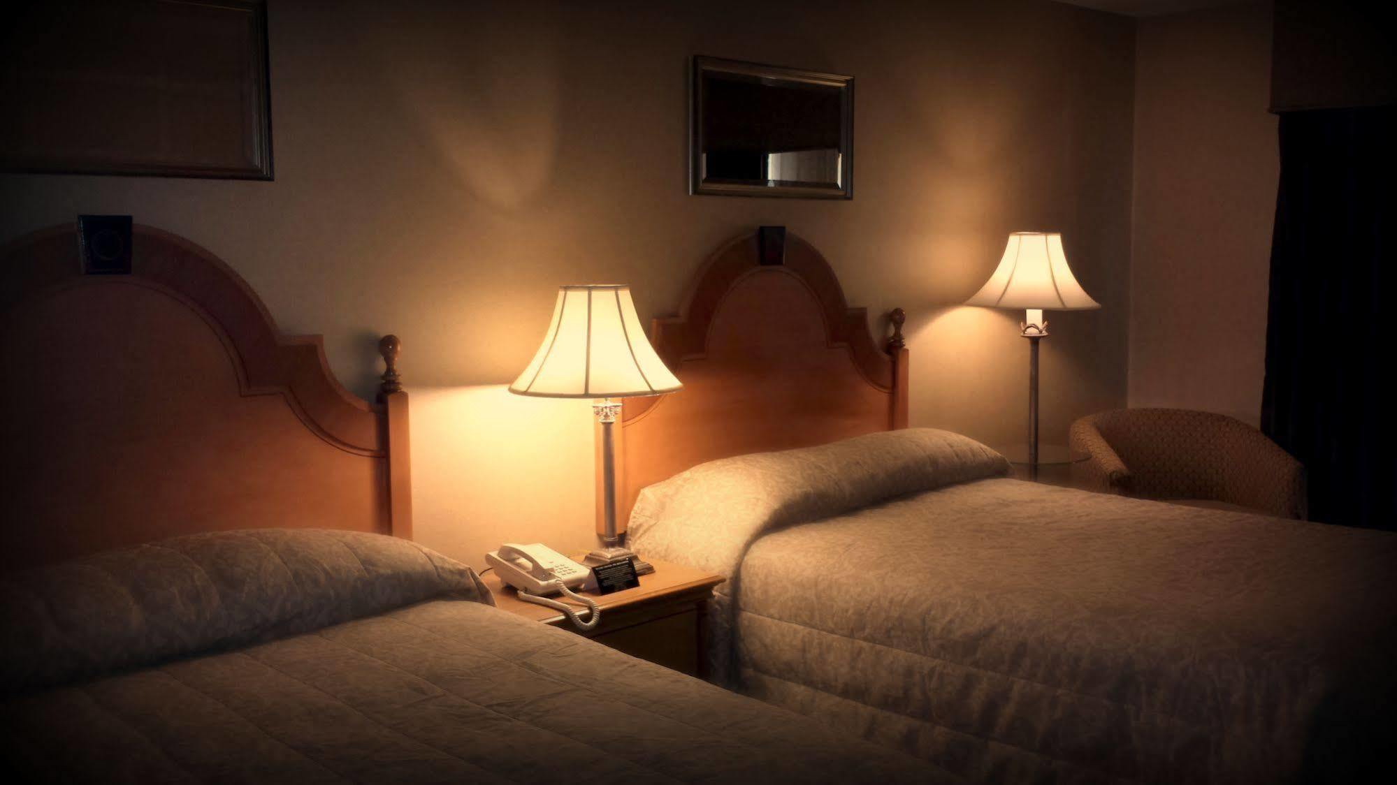 Ramada By Wyndham Milwaukee Hotel Bagian luar foto
